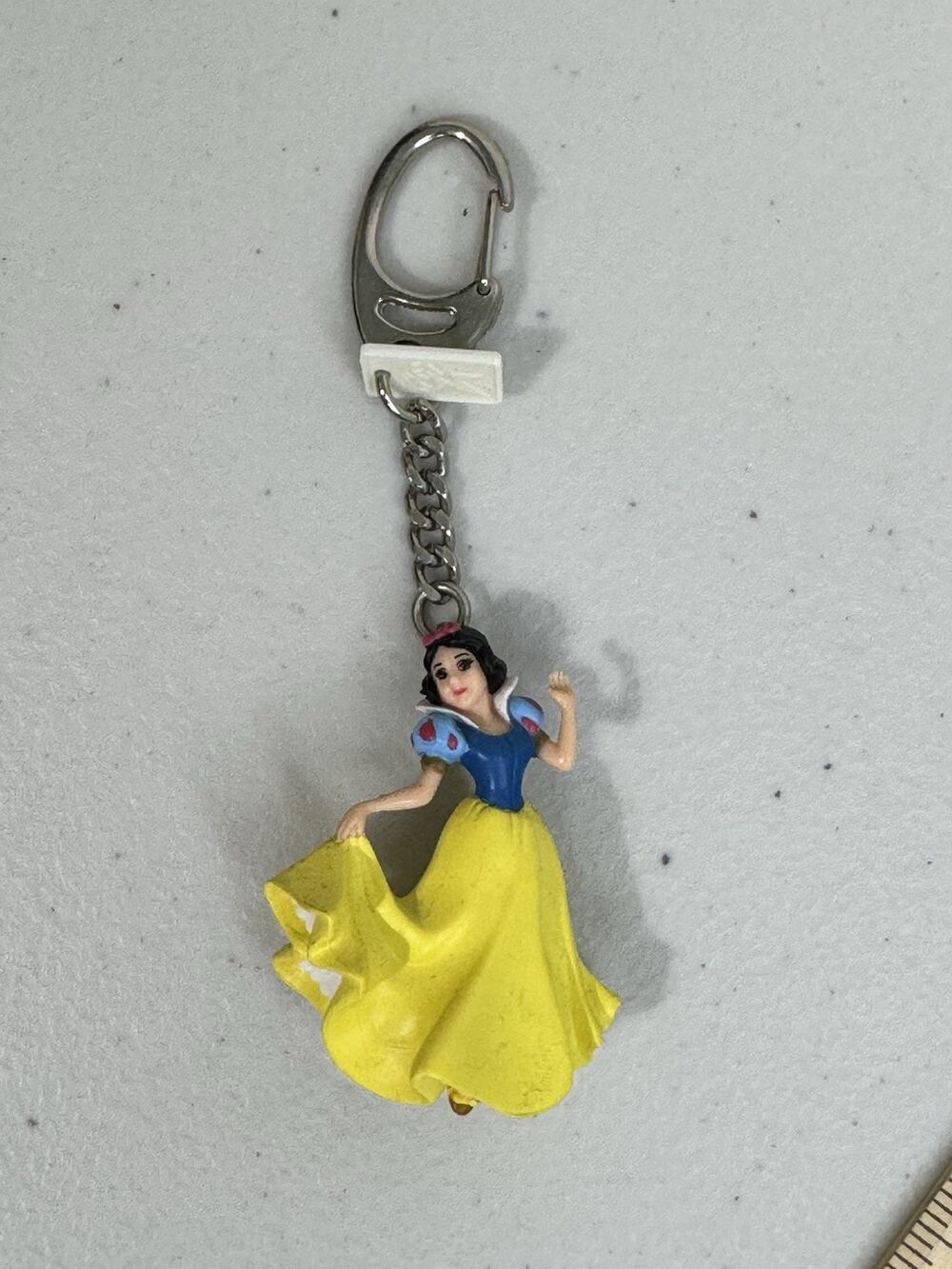 2002 VTG Disney Snow White Figural Clip Keychain Basic Fun Inc.